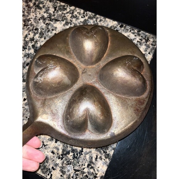 FRENCH CAST IRON BRONZE HEART SHAPED MUFFIN PAN "COUER DE FER" SKILLET PATINA - Picture 4 of 7